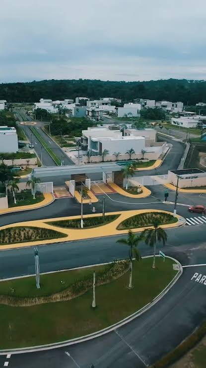 Vista aérea do condomínio AlphaVille, com portaria, ruas arborizadas e casas modernas