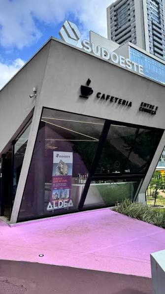 Fachada da Sudoeste com identificação da construtora e material do empreendimento Aldea