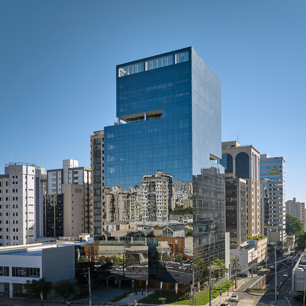 Torre comercial de fachada espelhada azul em dia claro